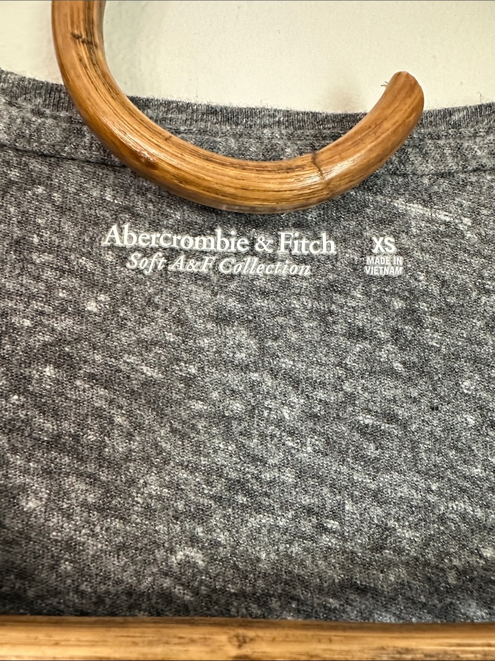 A&F Women's Cropped V-Neck Charcoal Heather Tee - Picture 2 of 3